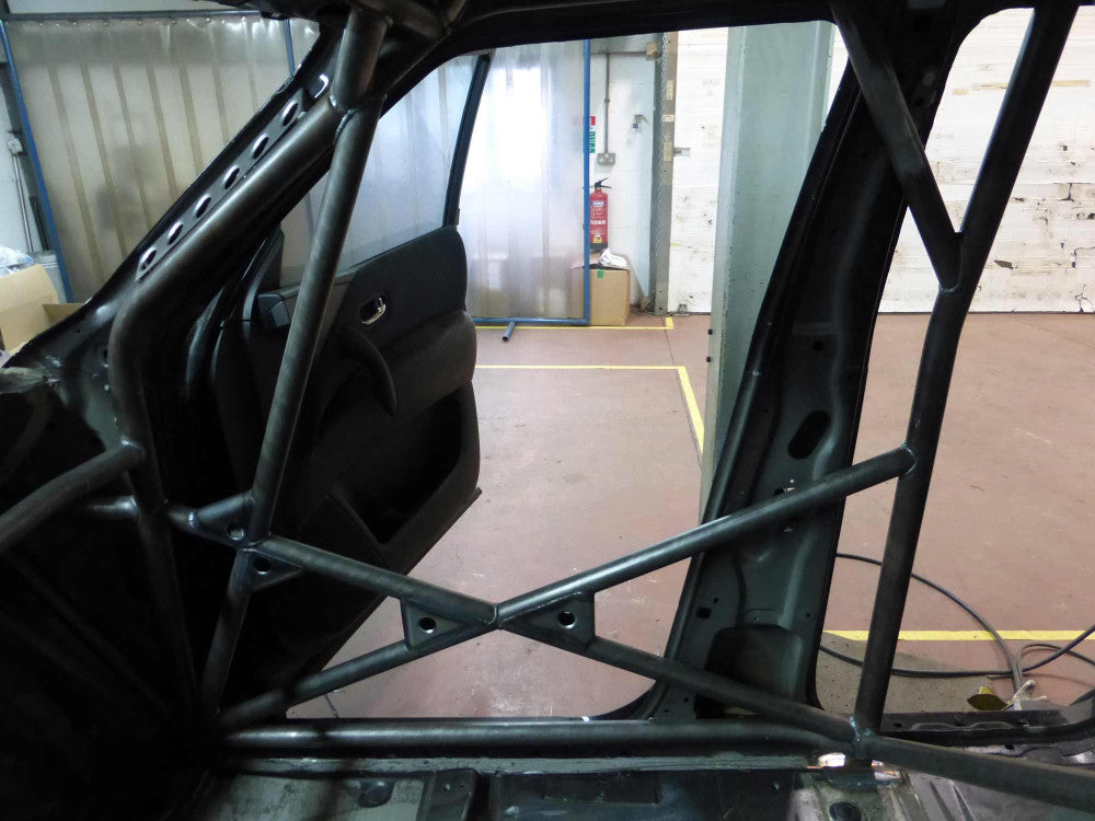 NISSAN Patrol Y62 International Multipoint T45 roll cage kit. FIA Certificated
